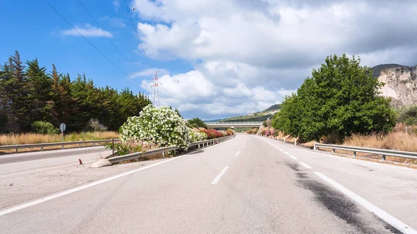 在西西里岛的主要高速公路，夏季的一天 — 图库照片