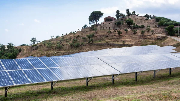 Baterias solares perto da aldeia na Sicília — Fotografia de Stock