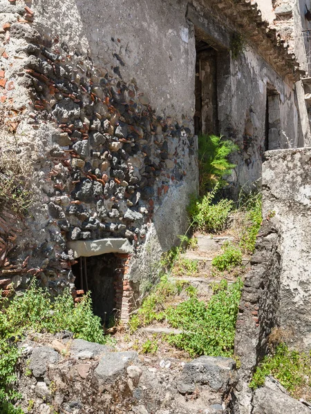 Starý kamenný dům ve městě Francavilla di Sicilia — Stock fotografie