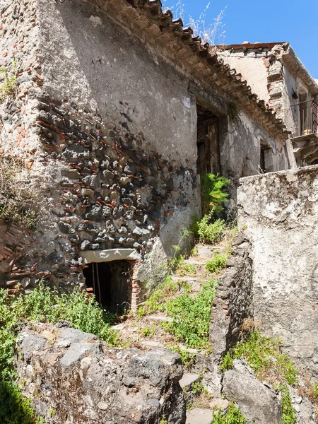 Εγκαταλελειμμένο σπίτι στην πόλη Francavilla di Sicilia — Φωτογραφία Αρχείου