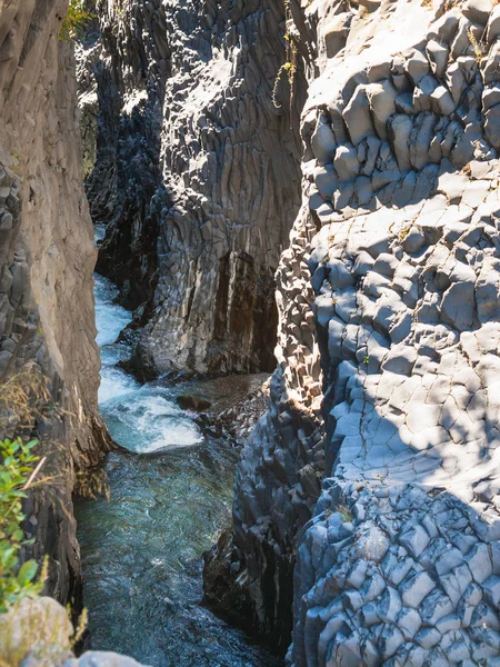 Strumień wody w river Gorge Alcantara na Sycylii — Zdjęcie stockowe
