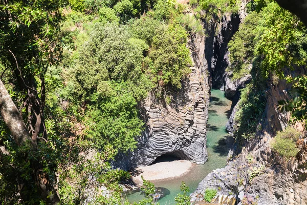Powyżej widok rzeki Alcantara dell Gole na Sycylii — Zdjęcie stockowe