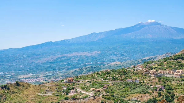 Panorama met dorpen en de vulkaan Etna op Sicilië — Stockfoto