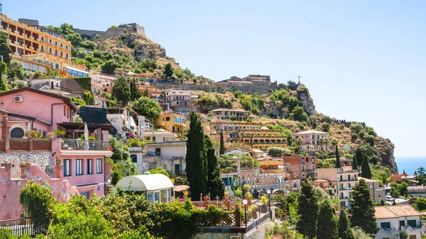 Paisaje urbano de Taormina del pueblo de Castelmola — Foto de Stock