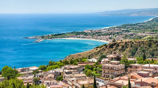 Panorama com as cidades de Taormina e giardini naxos — Fotografia de Stock