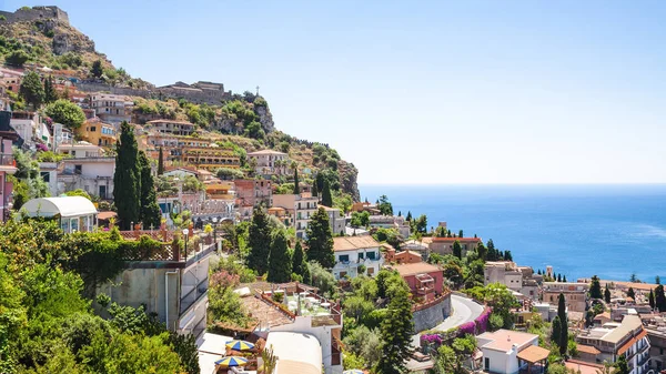 Stadtsilhouette von Taormina vom Dorf Castelmola — Stockfoto