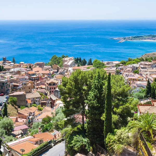 Vista superior Taormina ciudad desde Castelmola pueblo —  Fotos de Stock