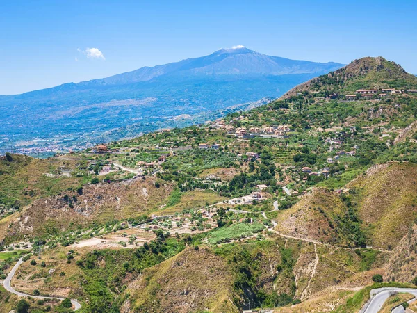 Uitzicht op groene heuvels met dorpen en Etna — Stockfoto