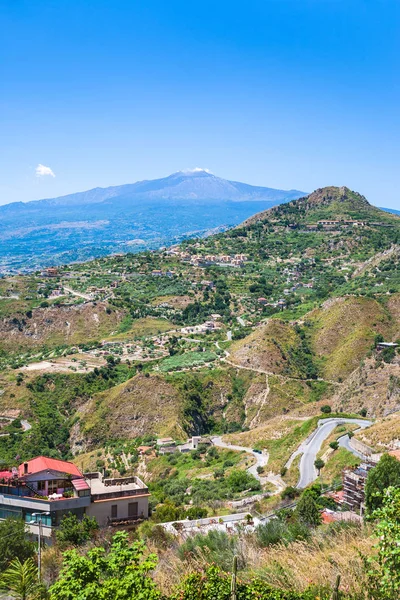 Green hills with villages and Etna in Sicily — Stock Photo, Image