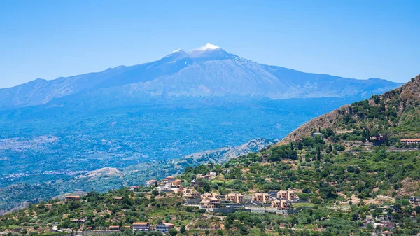 Uitzicht op de dorpen en de vulkaan Etna op Sicilië — Stockfoto