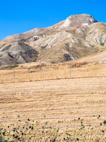 山と田舎の田畑でシチリア島の内側の部分の — ストック写真
