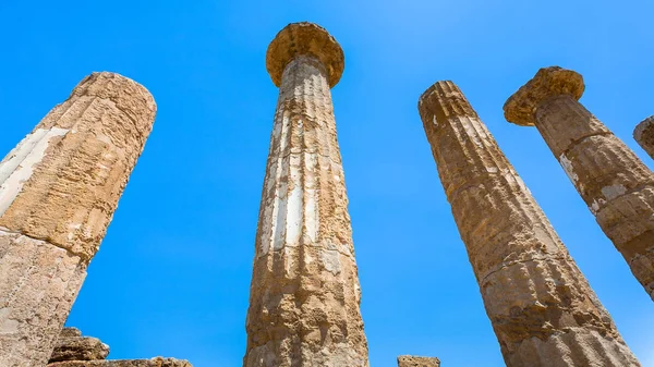 Ciel bleu et colonnes doriennes de l'ancien temple — Photo