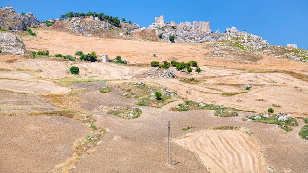 Campos agrarios y pueblo abandonado en Sicilia — Foto de Stock