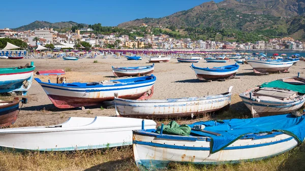Човни на міський пляж у селищі Джардіні-Наксос — стокове фото