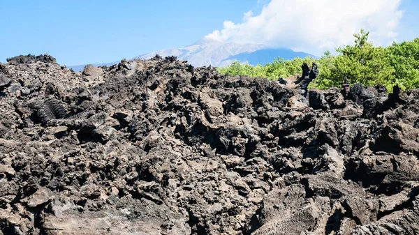 Окаменелый поток лавы после извержения вулкана Этна — стоковое фото