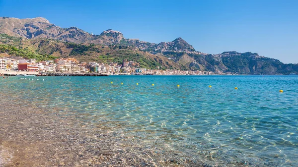 Vista de la ciudad de Taormina y el pueblo de Giardini Naxos — Foto de Stock