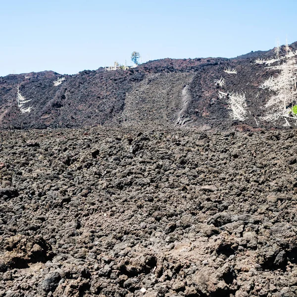 Flujo de lava petrificada de cerca en la pendiente del Etna —  Fotos de Stock