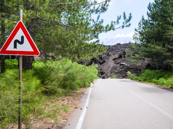 エトナの斜面に硬化溶岩流閉鎖道路 — ストック写真