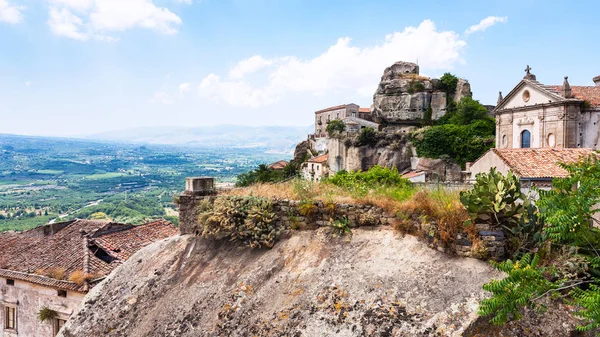 Zamek i bazyliki w miejscowości Castiglione di Sicilia — Zdjęcie stockowe
