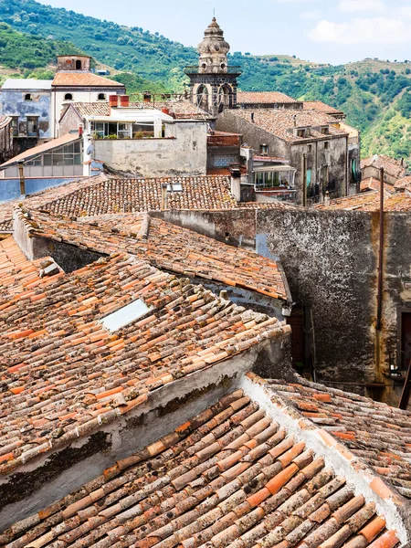Dachy i wieża w mieście Castiglione di Sicilia — Zdjęcie stockowe