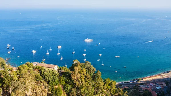 Blick auf das ionische Meer von der taormina-stadt in sizilien — Stockfoto