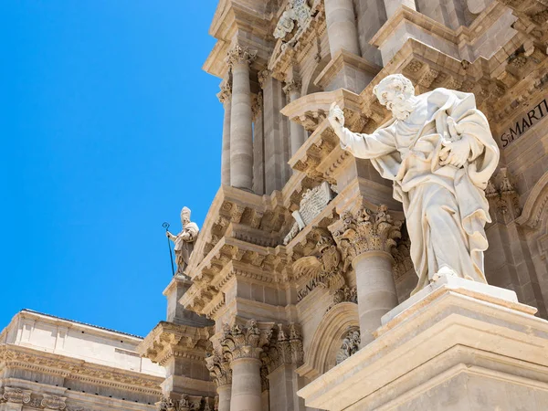 Apoštol Svatý Pavel socha poblíž Duomo di Siracusa — Stock fotografie