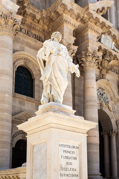 Statua dell'apostolo vicino alla Cattedrale di Siracusa — Foto Stock