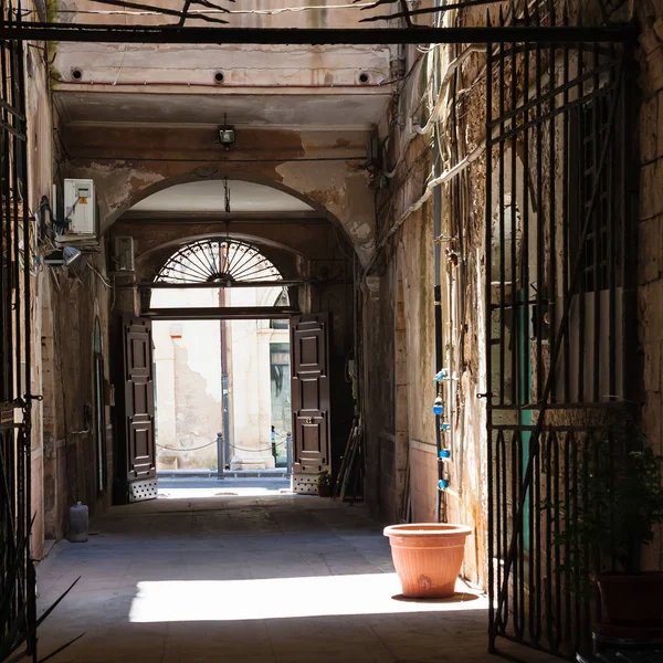 Walkway in Syracuse city in Sicily — Stock Photo, Image