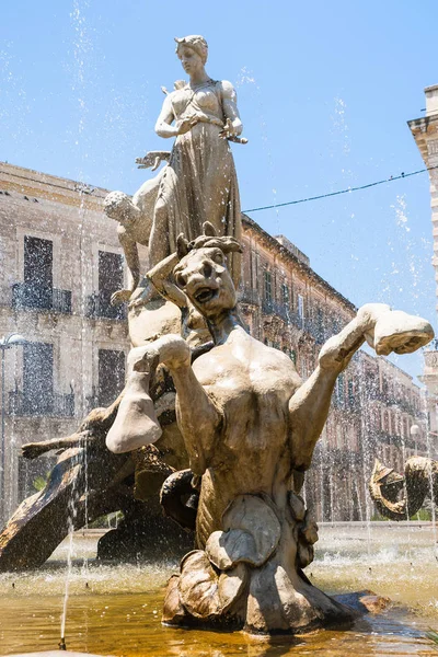 Skulptur des Brunnens von Diana auf der Piazza Archimede — Stockfoto