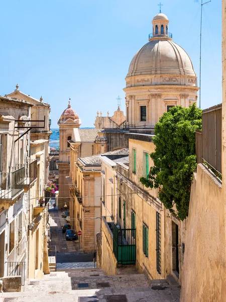 Straat in Noto stad op Sicilië — Stockfoto