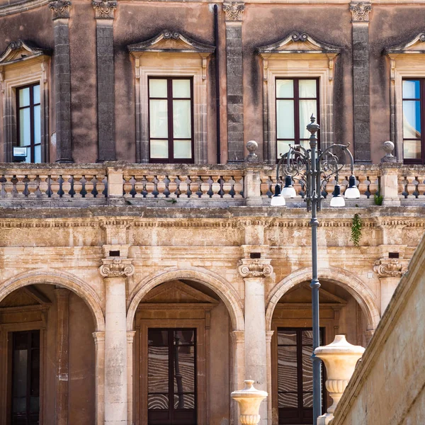 Mur du Palazzo Ducezio (Hôtel de Ville) à Noto — Photo