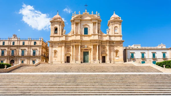 Vue de face de la cathédrale de Noto en Sicile — Photo