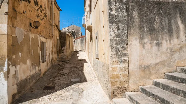 Enge Straße in der Stadt Noto — Stockfoto