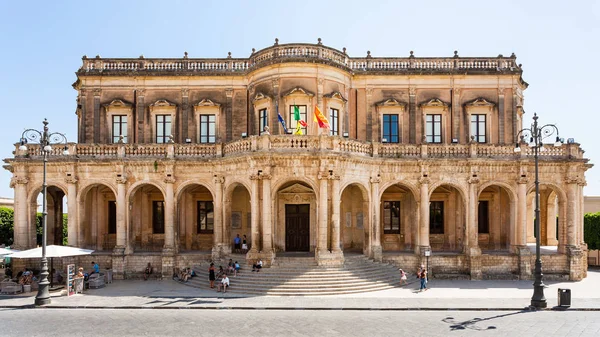 Vista frontal del Palazzo Ducezio (Ayuntamiento) en Noto — Foto de Stock