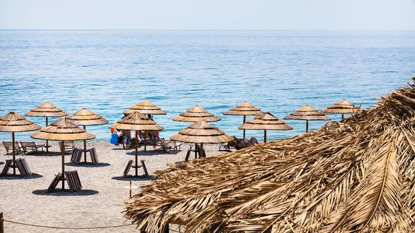 Halmparasoller på San Marco-stranden på Sicilia – stockfoto