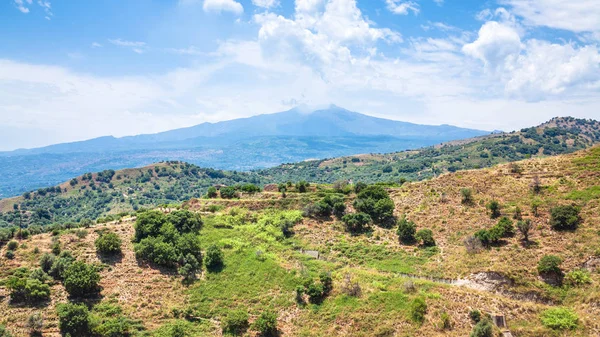 Vista de Etna monte e encosta de montanha verde — Fotografia de Stock