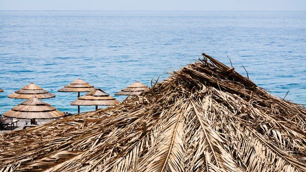 玛丽娜迪 cottone 海滩在西西里岛上的稻草阳伞 — 图库照片