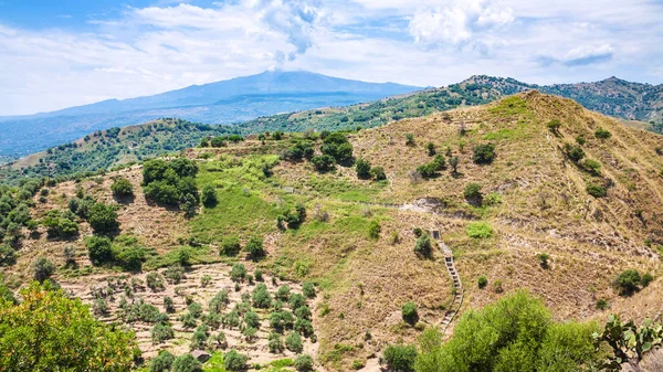 Panorama com encosta de montanha verde e Etna monte — Fotografia de Stock
