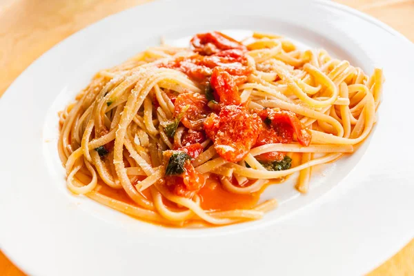 Espaguetis con salsa de tomate picante en Sicilia —  Fotos de Stock