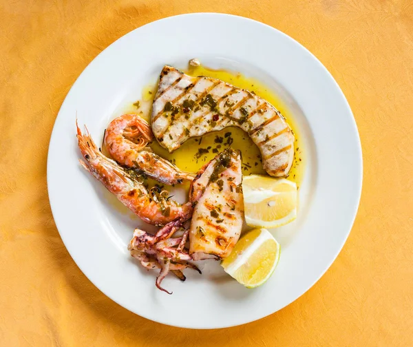 Top view of various sicilian grilled fishes — Stock Photo, Image