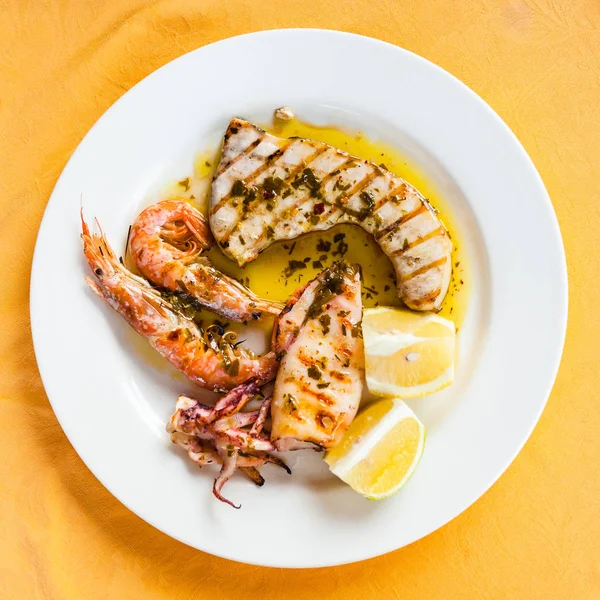 Ovanifrån av sicilianska grillad fisk mix — Stockfoto