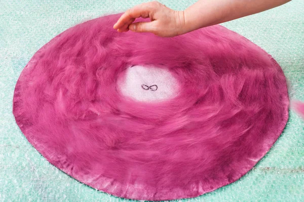 Arraging wol vezels op de achterkant van hoed lay-out — Stockfoto
