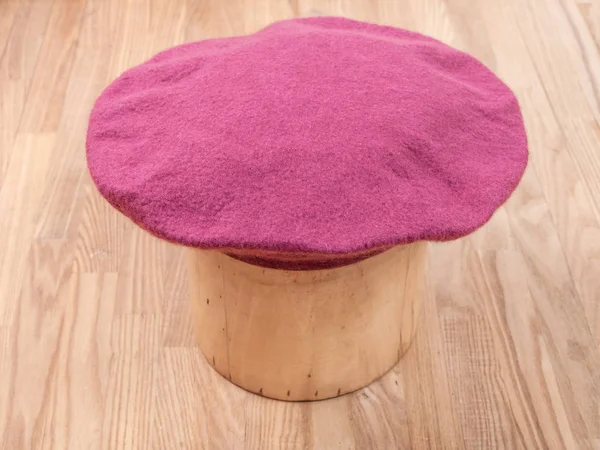 Boina de feltro artesanal é moldada em bloco de chapéu de madeira — Fotografia de Stock
