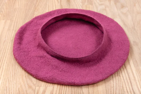 Handmade felt beret is drying on wooden table — Stock Photo, Image