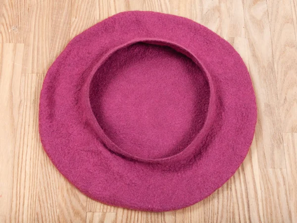 Ręcznie robione filcowe beret jest formowanie na drewnianym stole — Zdjęcie stockowe