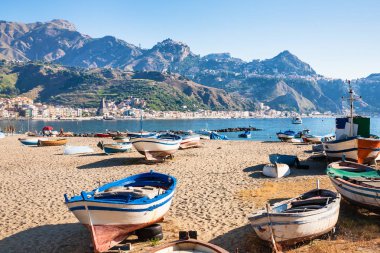 Giardini Naxos kasaba kentsel plajda tekneler