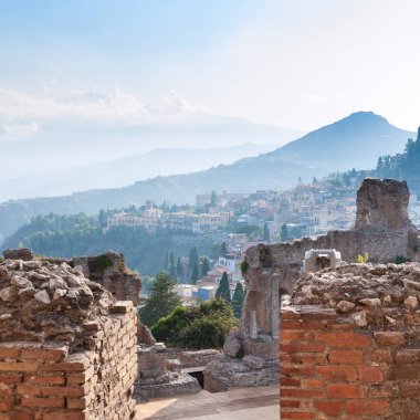 Antik Teatro Greco Taormina'da tuğla duvarlar