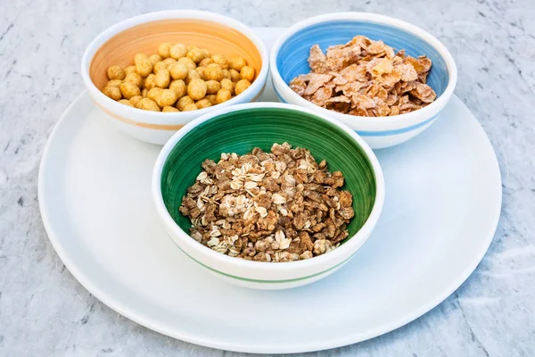 Tres tazones con cereales fríos para el desayuno —  Fotos de Stock