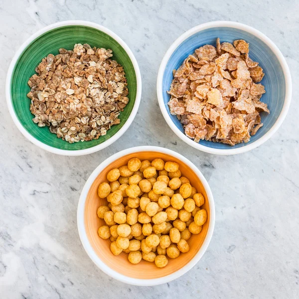 Varios de cereales fríos para el desayuno en la mesa —  Fotos de Stock
