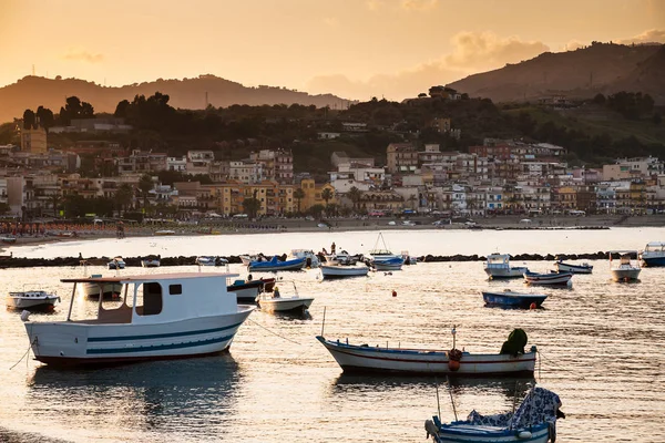 Barcos en puerto deportivo de Giardini Naxos ciudad al atardecer —  Fotos de Stock